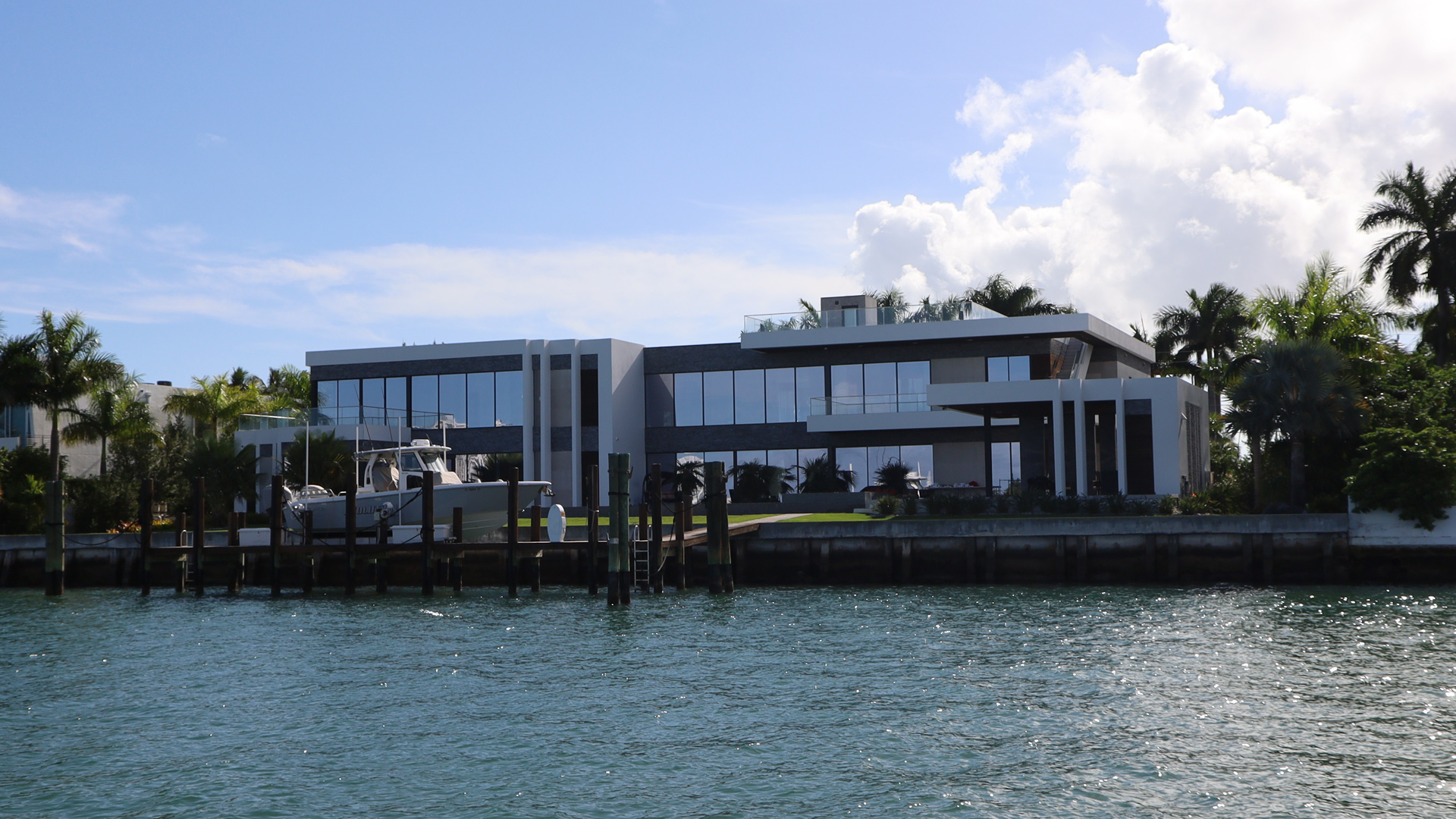 Our guides will point out all the celebrities homes we are familiar with